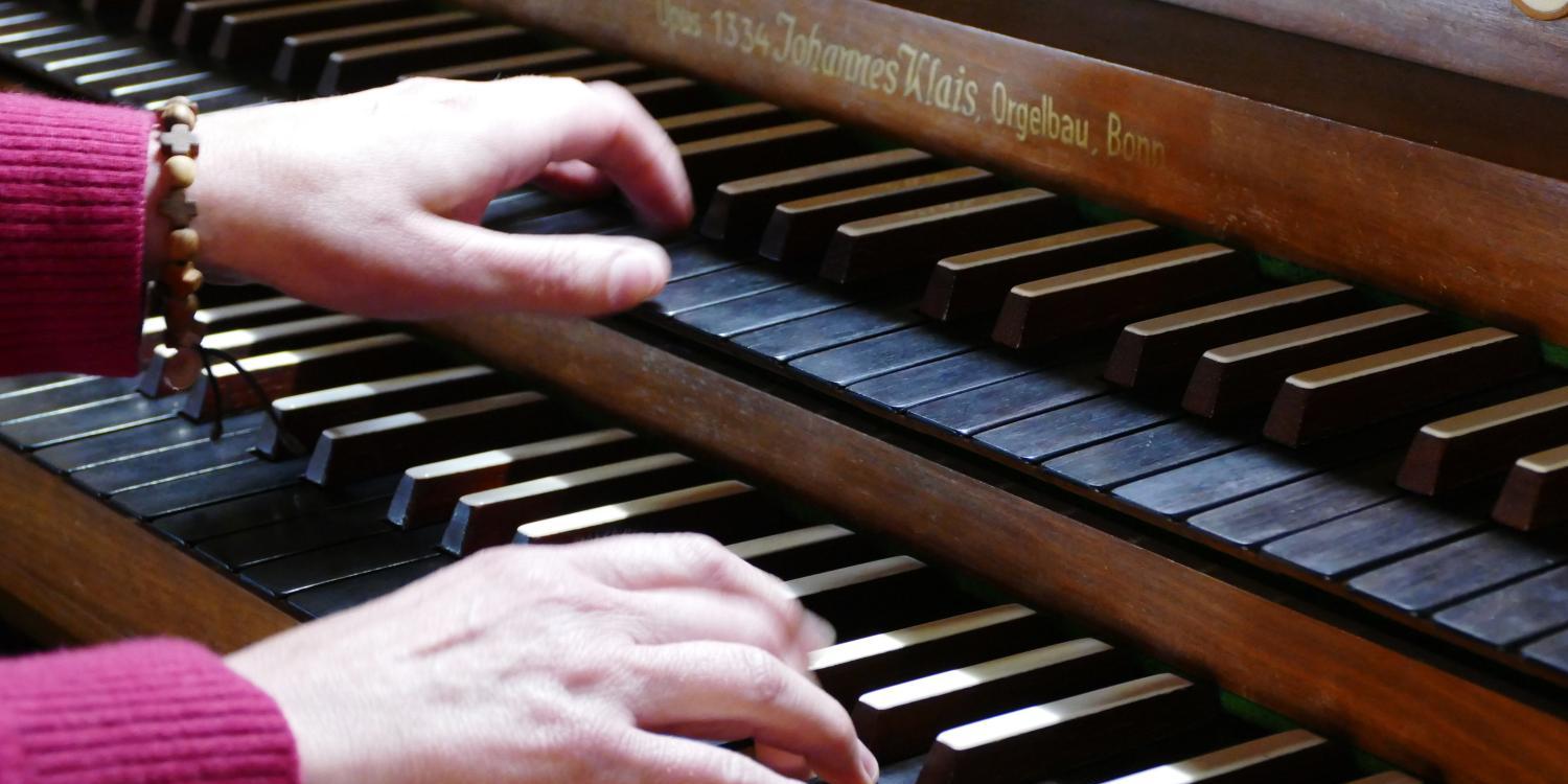 kirchenmusik-orgel-haende-musik_by_Renate_Puetz_pfarrbriefservice